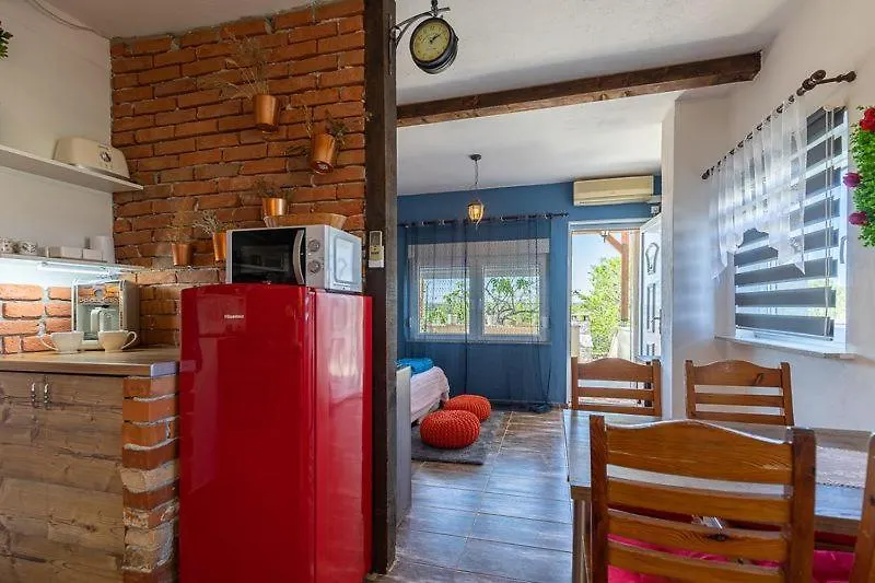 Studio Apartman T And T Razanac